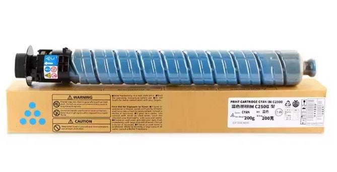 Cyan toner do Ricoh IM C2000 s balíkom a označením.