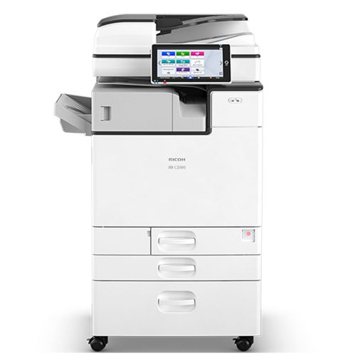 Kompaktná tlačiareň Ricoh s dotykovým displejom a zásuvkami na papier.